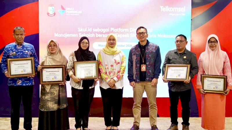Pengelolaan data sekolah yang masih kerap terpisah dan manual kini mulai dijembatani melalui inovasi teknologi. Telkomsel resmi memperkenalkan dan menyosialisasikan Skul.id, sebuah platform digitalisasi ekosistem sekolah lintas jenjang, kepada 55 Kepala Sekolah SMP se-Kota Makassar di Gedung Baruga Telkomsel pada Jumat, 9 Oktober 2026.