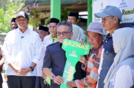 Baznas Bantaeng Serahkan Bantuan Bedah dan Benah Rumah untuk 8 Warga