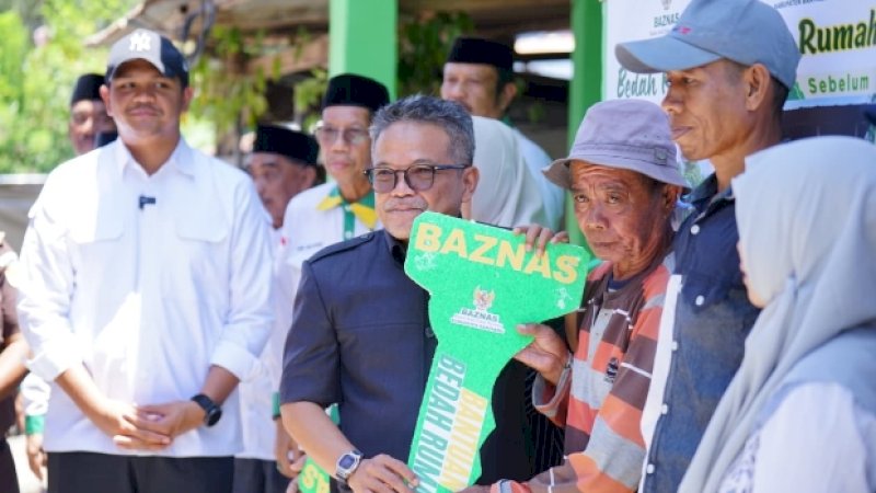 Baznas Bantaeng Serahkan Bantuan Bedah dan Benah Rumah untuk 8 Warga