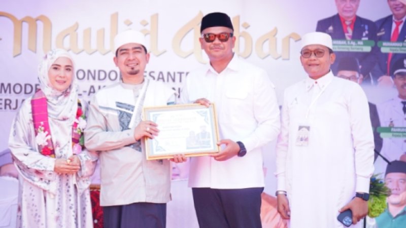 Hadiri Maulid di Ponpes Modern Al-Aksi, Bupati Bantaeng Wakafkan 50 Al-Qur&rsquo;an