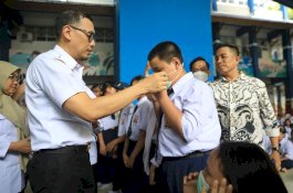 Kualitas Udara Tidak Sehat, Sekda Makassar Pembagian Masker ke Anak Sekolah