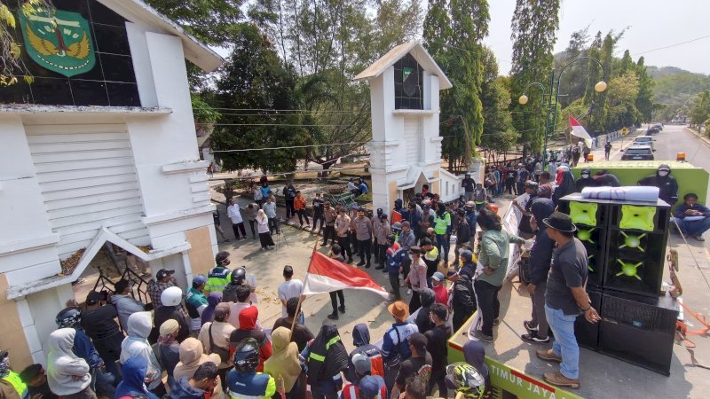 Resah Sepekan Akses Bekerja Diblokade, Karyawan Masmindo Unjuk Rasa