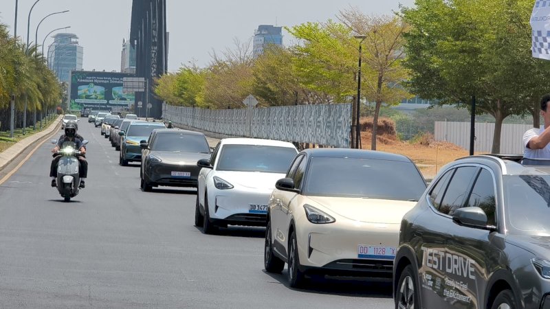 Para pengguna kendaraan Geely mengikuti touring dan gathering dari diler resmi Geely Ricklean Makassar di Jalan Veteran Selatan menuju restoran Negeri 9, kawasan Center Point of Indonesia (CPI), Makassar, Sabtu (17/10/2026). Kegiatan ini menjadi ajang berbagi pengalaman berkendara sekaligus menyambut peresmian showroom 3S Geely Makassar.