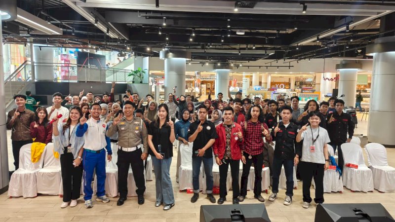 Sekitar 60 mahasiswa mengikuti seminar keselamatan berkendara yang diselenggarakan Astra Motor Sulawesi Selatan di Astra Motor Experience Center, Trans Studio Mall Makassar, Rabu (30/9/2026). Kegiatan tersebut melibatkan instruktur safety riding, kepolisian, dan praktisi kopi dalam diskusi interaktif.