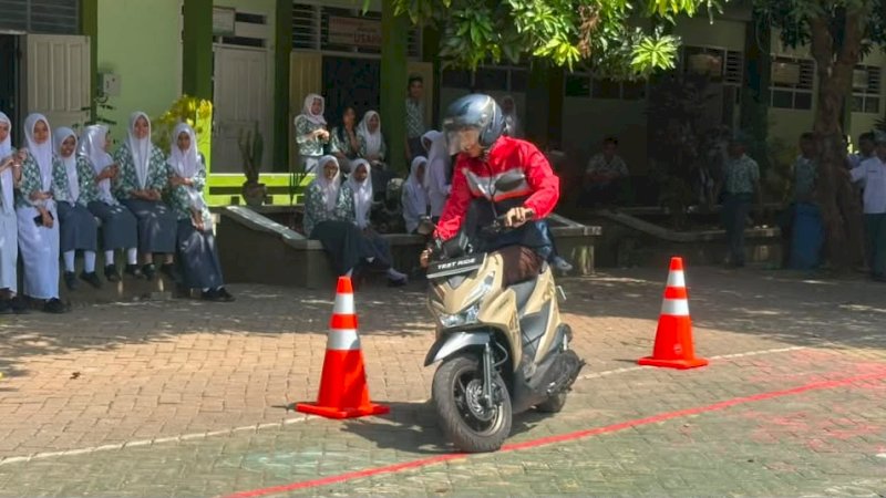 Astra Motor Sulawesi Selatan menghadirkan pendekatan edukasi safety riding melalui talkshow &ldquo;Secangkir Kopi, Sejuta Mimpi&rdquo; bersama sekitar 60 mahasiswa di Astra Motor Experience Center, Trans Studio Mall Makassar, 30 September 2026. Kegiatan tersebut menggabungkan pembahasan gaya hidup dan keselamatan berkendara.