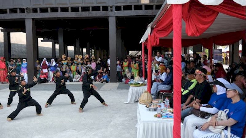Masyarakat mengikuti rangkaian KORMI Gowa Fest 2026 di Halaman Balla Lompoa dan Pelataran Istana Tamalate, Sungguminasa, Kabupaten Gowa, Minggu (4/10/2026). Festival yang didukung Astra Motor Sulsel dan Astra Motor Gowa tersebut menghadirkan senam massal, perlombaan senam, serta aktivitas olahraga rekreasi.