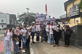 Kabut Asap Ganggu Aktivitas Warga, Astra Motor Ambon Bagikan Masker Gratis
