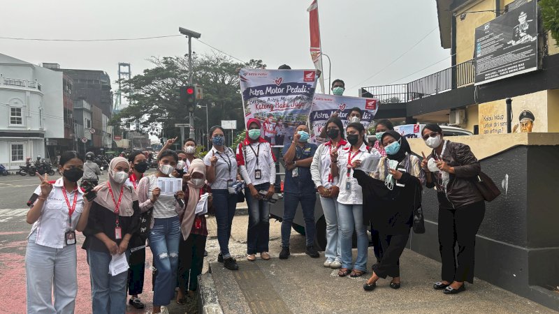 Astra Motor Ambon menggelar pembagian masker gratis kepada masyarakat di kawasan Gong Perdamaian Ambon, Kamis (15/10/2026), melalui program Astra Motor Peduli sebagai bentuk perhatian terhadap kondisi kabut asap.