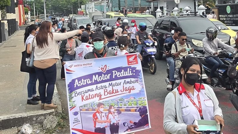 Astra Motor Ambon melaksanakan aksi sosial bertajuk &ldquo;Astra Motor Peduli: Bersama Astra Motor Ambon Katong Baku Jaga&rdquo; dengan membagikan masker gratis di Gong Perdamaian Ambon, Kamis (15/10/2026).