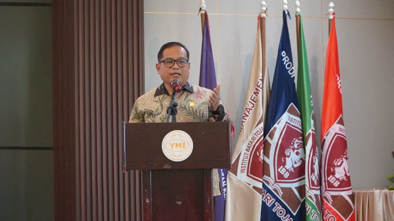 Kepala OJK Provinsi Sulawesi Selatan dan Sulawesi Barat, Moch. Muchlasin, bersama anggota Komisi XI DPR RI, Andi Yuliani Paris, menghadiri kegiatan edukasi keuangan di Kabupaten Bone, Sabtu (17/10/2026). OJK mengingatkan masyarakat agar waspada terhadap investasi ilegal dan tawaran keuntungan tinggi dalam waktu singkat.