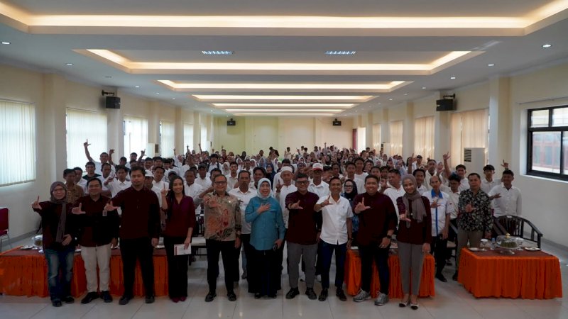 Kepala OJK Provinsi Sulawesi Selatan dan Sulawesi Barat, Moch. Muchlasin, bersama anggota Komisi XI DPR RI, Andi Yuliani Paris, menghadiri kegiatan edukasi keuangan di Kabupaten Bone, Sabtu (17/10/2026). Kegiatan ini mendorong masyarakat meningkatkan kemampuan mengelola keuangan dan menggunakan layanan jasa keuangan secara bijak.