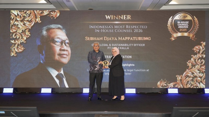 Chief Legal & Sustainability Officer KALLA, Subhan Djaya Mappaturung, menerima penghargaan Indonesia&rsquo;s Most Respected In-House Counsel 2026 untuk kategori Transportation dalam ajang In-House Counsel Awards (IHCA) 2026 di Nusa Dua Bali, 8&ndash;9 Oktober 2026 lalu.