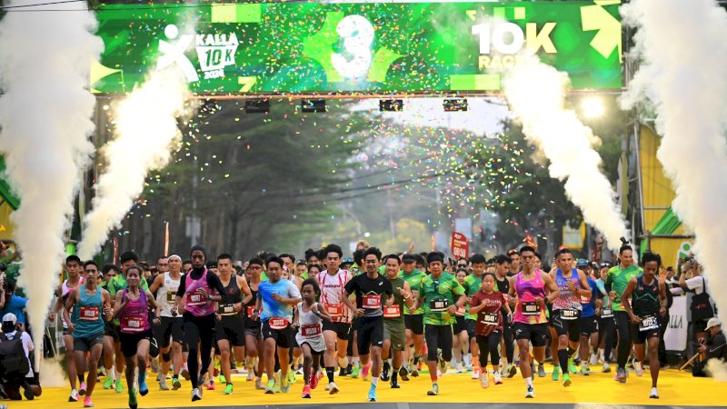Sebanyak 4.500 pelari mengikuti Kalla 10K yang dihelat di kawasan Anjungan Pantai Losari Makassar, Minggu (11/10/2026).