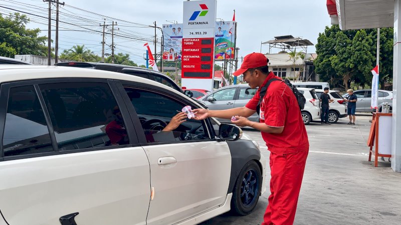 Pertamina Patra Niaga Regional Sulawesi meningkatkan penyaluran Pertalite sebesar 30 persen dari rata-rata harian normal serta memperkuat pelayanan di sejumlah SPBU Sulawesi Utara, Sabtu (17/10/2026). Langkah tersebut mencakup penambahan operator, pengaturan antrean, dan pengoperasian Integrated Terminal Bitung selama 24 jam.