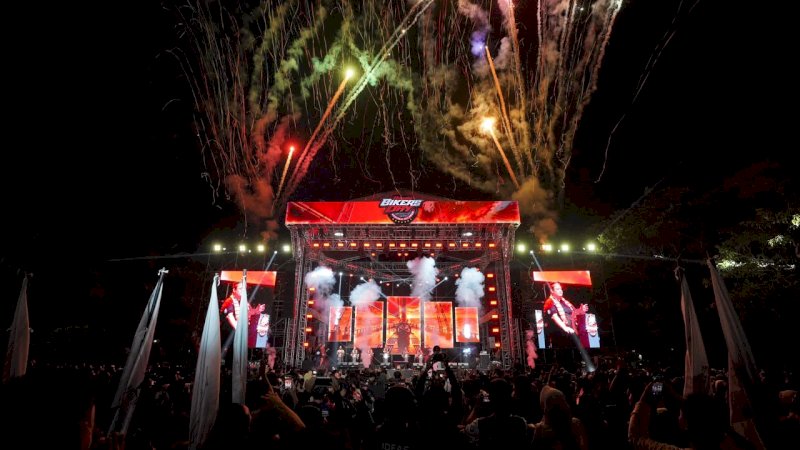 Penampilan musisi dalam rangkaian Honda Bikers Day 2026 Regional Sulawesi di Pantai Akkarena, Makassar, Sabtu (17/10/2026). Acara menghadirkan Last Child, Ridwan Sau, Sugar Daddy, dan DJ Aimee.