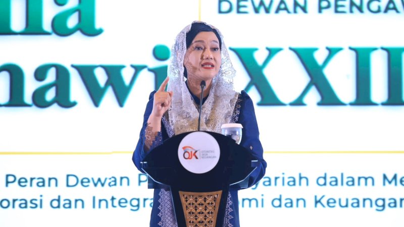 Ketua Dewan Komisioner OJK Friderica Widyasari Dewi menyampaikan arah kebijakan pengembangan industri keuangan syariah dalam Ijtima&rsquo; Sanawi 2026 yang diselenggarakan bersama DSN-MUI di Jakarta, Selasa (20/10/2026).