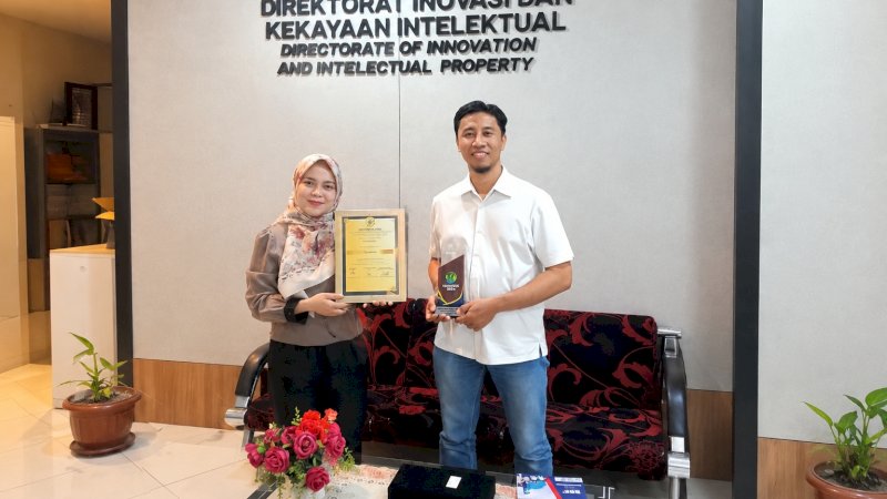 Mewakili manajemen KALLA, Ali Imran selaku CSR & HSE Senior Analyst menerima penghargaan Platinum Innovation Technology for Social & Environmental Awards (InTechSEA) 2026 kategori Bidang Keanekaragaman Hayati di Kampus Universitas Hasanuddin, beberapa waktu lalu.