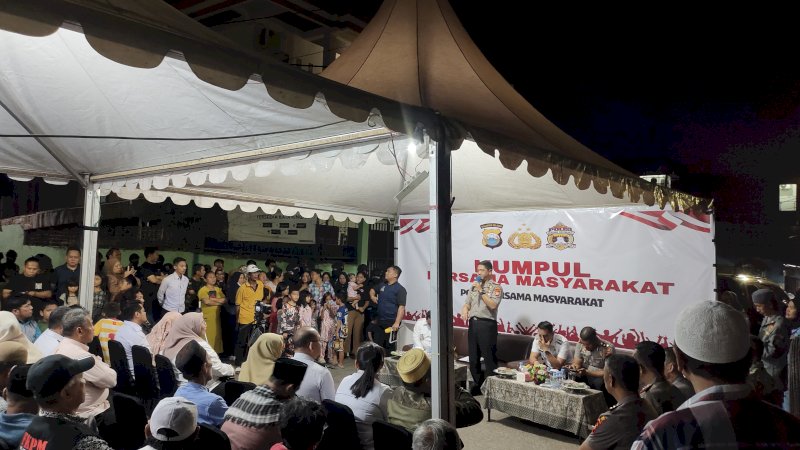 Kapolrestabes Makassar, Kombes Pol Arya Perdana saat berkumpul bersama masyarakat Ablam pada Rabu 21/10/2026 malam. (Dok Rakyatku)