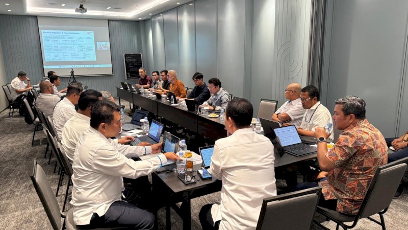 PT Pelindo Jasa Maritim bersama PT Asian Bulk Logistics membahas kajian pengembangan kapal tunda listrik dalam lokakarya di Hotel Morrissey, Jakarta, Senin (12/10/2026), untuk mendorong efisiensi operasional dan layanan maritim rendah emisi.