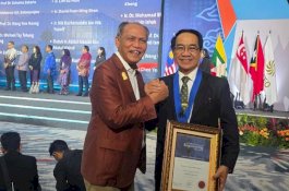 Rektor Unhas Terima Penghargaan Kehormatan AFEO di Bandung