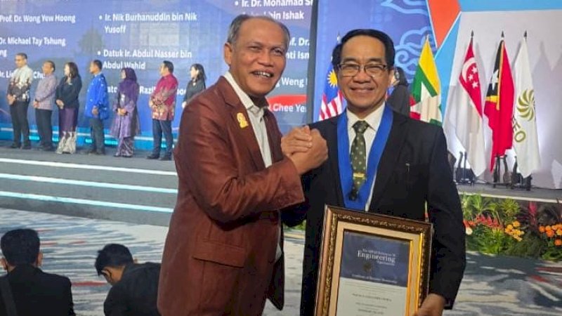Rektor Unhas Terima Penghargaan Kehormatan AFEO di Bandung