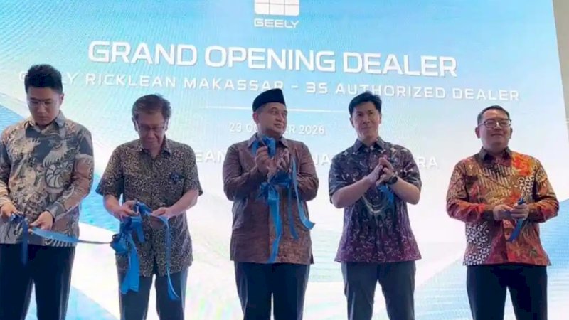 Geely Auto Indonesia resmi membuka Geely Ricklean Makassar sebagai diler pertama Geely di Sulawesi sekaligus jaringan ke-52 di Indonesia. Diler yang berlokasi di Jalan Veteran Selatan, Makassar, ini menghadirkan layanan 3S (Sales, Service, Spare Parts) serta fasilitas pengisian daya kendaraan elektrifikasi. Kehadirannya menjadi langkah awal Geely memperluas jaringan dan layanan purnajual di kawasan Indonesia Timur.