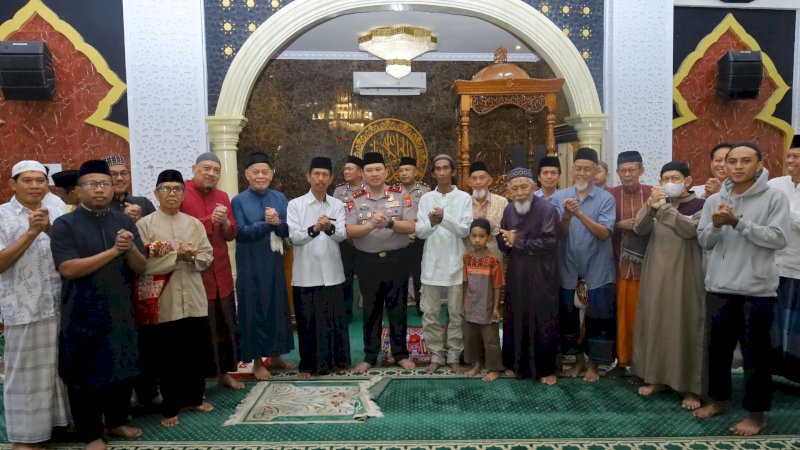 Kapolda Sulsel Sholat Subuh Keliling di Kecamatan Rappocini