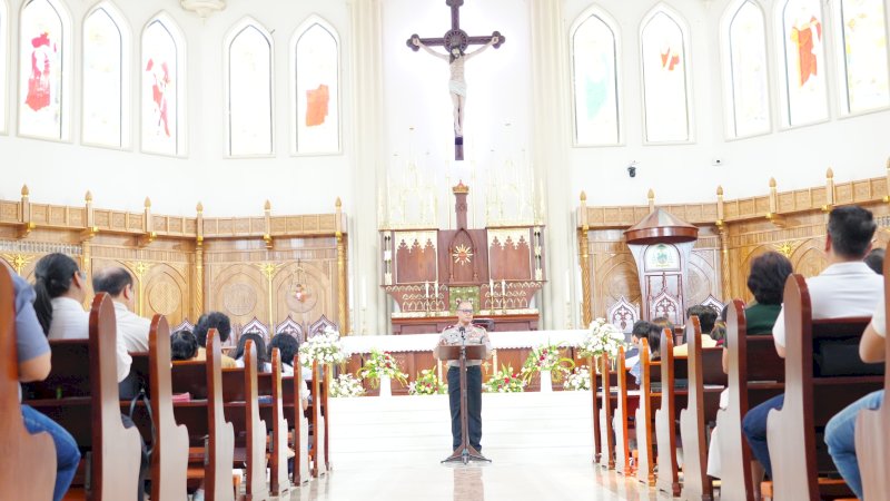 Wakapolda Sulsel Sampaikan Pesan Kamtibmas di Minggu Kasih Katedral Makassar