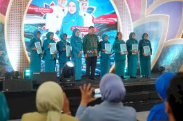 Tujuh Kader TP PKK Makassar Terima Penghargaan Adibakti