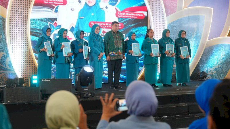 Tujuh Kader TP PKK Makassar Terima Penghargaan Adibakti