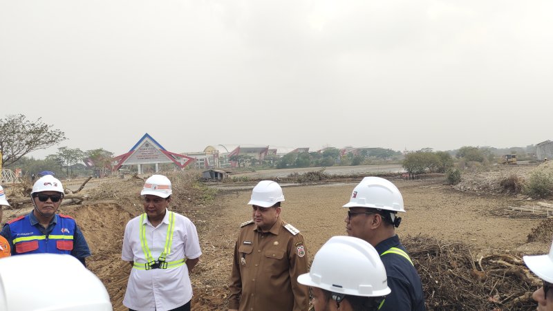 Wali Kota Makassar Munafri Arifuddin saat meninjau pembangunan Stadion Untia pada Senin 26/10/2026. (Dok Rakyatku)