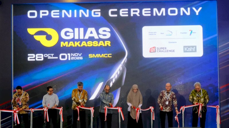 Direktur Jenderal ILMATE Kementerian Perindustrian RI, Setia Diarta, bersama jajaran pemerintah daerah dan pengurus GAIKINDO meresmikan GIIAS Makassar