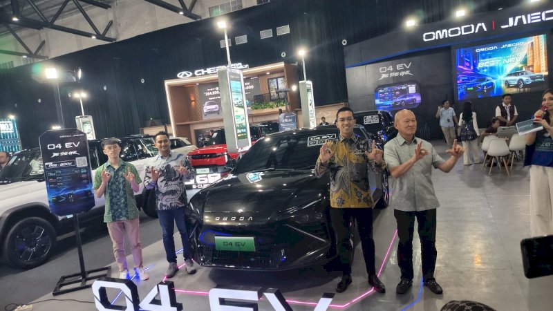OMODA & JAECOO memperkenalkan OMODA O4 dalam ajang GIIAS Makassar 2026, Rabu (28/10/2026). Mobil listrik berdesain futuristis tersebut menawarkan jarak tempuh hingga 611 kilometer berdasarkan pengujian CLTC dan telah membuka pemesanan awal selama pameran.