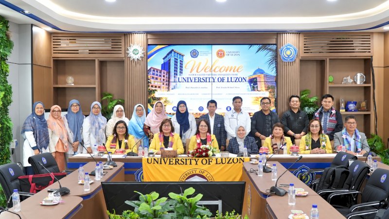 Pimpinan Universitas Muhammadiyah Makassar menerima kunjungan tujuh delegasi University of Luzon, Filipina, di Ruang Rapat Senat Menara Iqra, Rabu (28/10/2026). Pertemuan tersebut membahas peluang praktik mengajar mahasiswa di Filipina mulai 2027 serta pengembangan penelitian dan kerja sama akademik lintas negara.