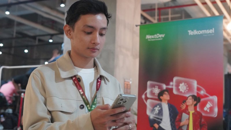 Naufal Fayyadh, pendiri Kodeka Labs asal Makassar yang berhasil masuk 10 besar finalis NextDev ke-11 Telkomsel tahun 2026. Melalui bisnis otomasi AI dan pengembangan perangkat lunak, Naufal menunjukkan bahwa anak muda daerah mampu mengembangkan usaha teknologi hingga menjangkau klien luar negeri.