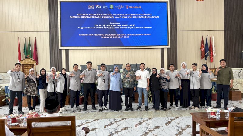 OJK Provinsi Sulawesi Selatan dan Sulawesi Barat bersama Anggota Komisi XI DPR RI, Andi Yuliani Paris, menggelar edukasi keuangan di Kabupaten Sinjai, Senin (26/10/2026). Kegiatan ini mengingatkan masyarakat agar lebih waspada terhadap investasi ilegal dan memahami risiko sebelum mengambil keputusan keuangan.