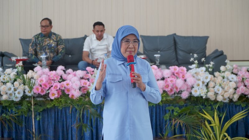 Anggota Komisi XI DPR RI, Andi Yuliani Paris, bersama OJK Sulsel Sulbar mendorong peningkatan literasi keuangan masyarakat di Kabupaten Sinjai, Senin (26/10/2026). Edukasi tersebut menekankan pentingnya pengelolaan pendapatan, kebiasaan menabung, dan pengambilan keputusan keuangan secara bijak.