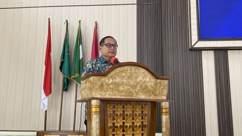 Kepala OJK Sulawesi Selatan dan Sulawesi Barat, Moch. Muchlasin, menekankan pentingnya pemahaman hak dan kewajiban konsumen dalam kegiatan edukasi keuangan bersama Anggota Komisi XI DPR RI di Kabupaten Sinjai, Senin (26/10/2026).