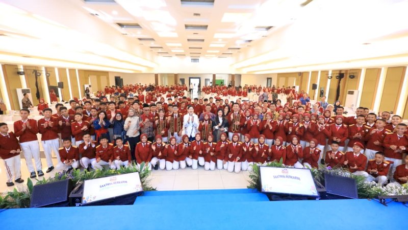 Otoritas Jasa Keuangan (OJK) menggelar OJK Digiclass Sekolah Rakyat 2026 di Jakarta, Selasa (27/10/2026). Sekitar 500 pelajar mendapatkan edukasi literasi keuangan dan keterampilan digital untuk meningkatkan kewaspadaan terhadap penipuan serta mendorong pemanfaatan teknologi secara produktif.