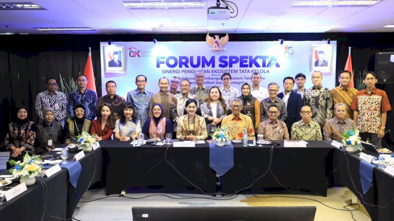 Otoritas Jasa Keuangan (OJK) memperkuat kolaborasi dengan 27 asosiasi profesi bidang tata kelola melalui Forum Sinergi Penguatan Ekosistem Tata Kelola (SPEKTA) di Jakarta, Senin (26/10/2026), untuk meningkatkan integritas dan pengelolaan risiko sektor jasa keuang