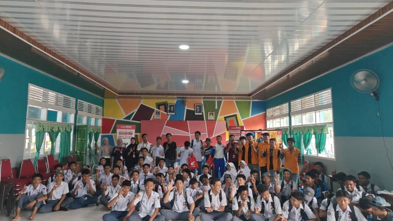 Instruktur safety riding Astra Motor Sulawesi Selatan memberikan edukasi keselamatan berkendara kepada pelajar SMKN 2 Parepare dan SMKN 3 Sidrap pada 26&ndash;27 Oktober 2026. Kegiatan ini mengajak generasi muda membangun kebiasaan berkendara aman melalui semangat #Cari_Aman.