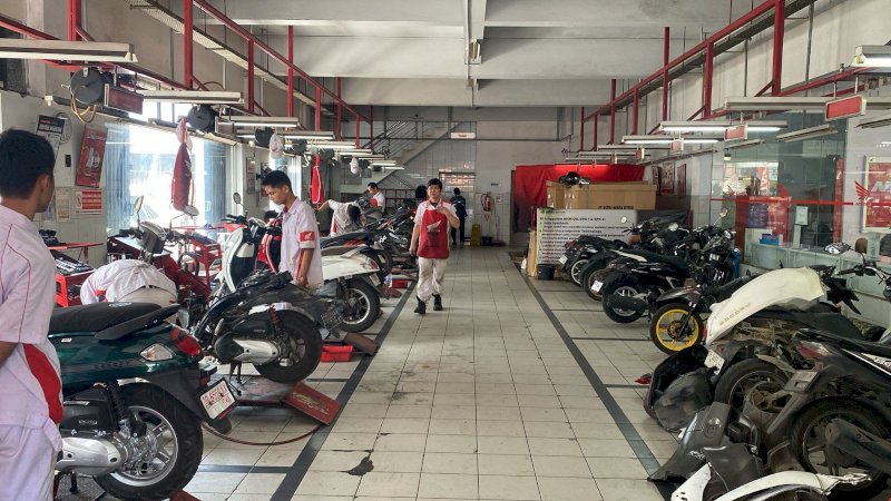 Astra Motor Sulawesi Selatan mengajak konsumen Honda melakukan perawatan sepeda motor sejak awal pemakaian, mulai dari pemeriksaan oli mesin, saringan udara, hingga servis berkala di bengkel resmi AHASS.