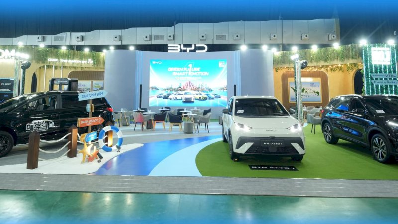 BYD Haka Karebosi memperkenalkan BYD M6 EV sebagai alternatif mobil listrik keluarga dalam ajang GIIAS Makassar 2026 yang berlangsung di Summarecon Mutiara Makassar Convention Center, 28 Oktober&ndash;1 November 2026.