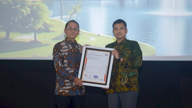 Kepala Eksekutif Pengawas Perasuransian, Penjaminan, dan Dana Pensiun OJK, Ogi Prastomiyono, menerima sertifikat ISO 9001:2015 dari perwakilan SGS Indonesia dalam kegiatan PPDP Sustainability Forum 2026 di Jakarta, Kamis (29/10/2026).