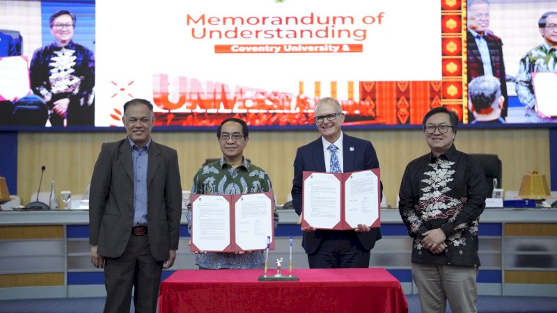 Rektor Universitas Hasanuddin, Prof. Jamaluddin Jompa, bersama Deputy Vice-Chancellor Coventry University, Prof. Richard Dashwood, menandatangani nota kesepahaman kerja sama pendidikan dan penelitian di Gedung Rektorat Unhas, Makassar, Kamis (29/10/2026)