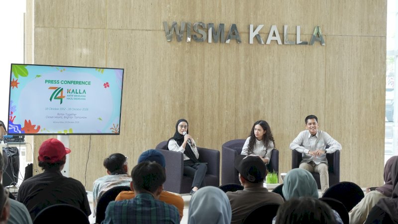 Jajaran KALLA memaparkan perjalanan perusahaan, kontribusi sosial dan lingkungan, serta rangkaian kegiatan HUT ke-74 dalam konferensi pers di Wisma Kalla, Makassar, Senin (19/10/2026)