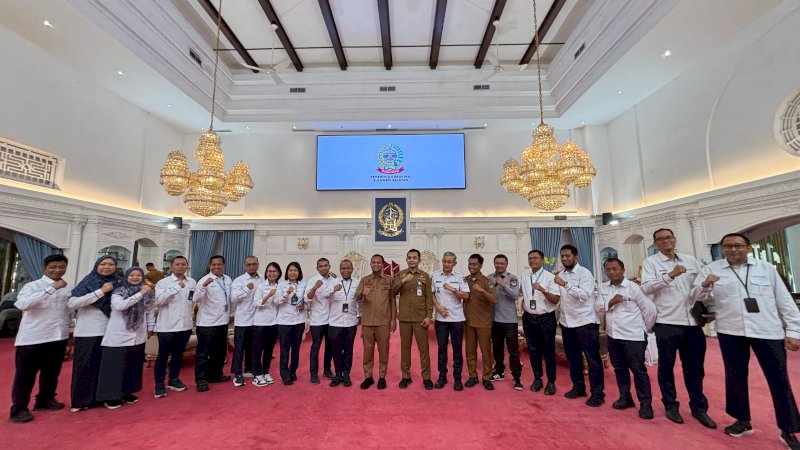 Executive Director 4 Pelindo Regional 4, Akhirman, bersama jajaran Pelindo Group melakukan pertemuan dengan Gubernur Sulawesi Selatan, Andi Sudirman Sulaiman, dan jajaran Pemerintah Provinsi Sulawesi Selatan di Makassar, Senin (26/10/2026), untuk memperkuat sinergi kepelabuhanan dan konektivitas maritim.
