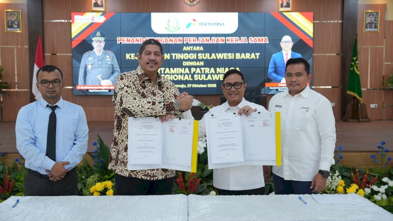 Executive General Manager Pertamina Patra Niaga Regional Sulawesi, Deny Sukendar, bersama Kepala Kejaksaan Tinggi Sulawesi Barat, Dr. Budi Hartawan Panjaitan, S.H., M.H., menandatangani perjanjian kerja sama untuk memperkuat koordinasi kelembagaan dan tata kelola perusahaan di Mamuju, Rabu (28/10/2026).