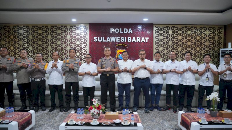 Kapolda Sulawesi Barat, Irjen Pol. Totok Suharyanto, bersama pihak Pertamina Patra Niaga Regional Sulawesi membahas penguatan pengawasan distribusi BBM dan LPG dalam audiensi di Mamuju, Senin (26/10/2026).