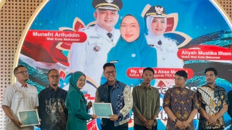 Ketua TP PKK Kota Makassar, Melinda Aksa, menyerahkan penghargaan kepada Pertamina Patra Niaga Regional Sulawesi atas dukungan Program Kampung Lontara dalam pemberdayaan masyarakat, disaksikan Wali Kota Makassar Munafri Arifuddin, pada puncak peringatan HKG PKK di Trans Studio Mall Makassar, Minggu (25/10/2026).